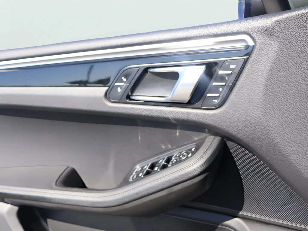 Used 2018  Porsche Base image 43
