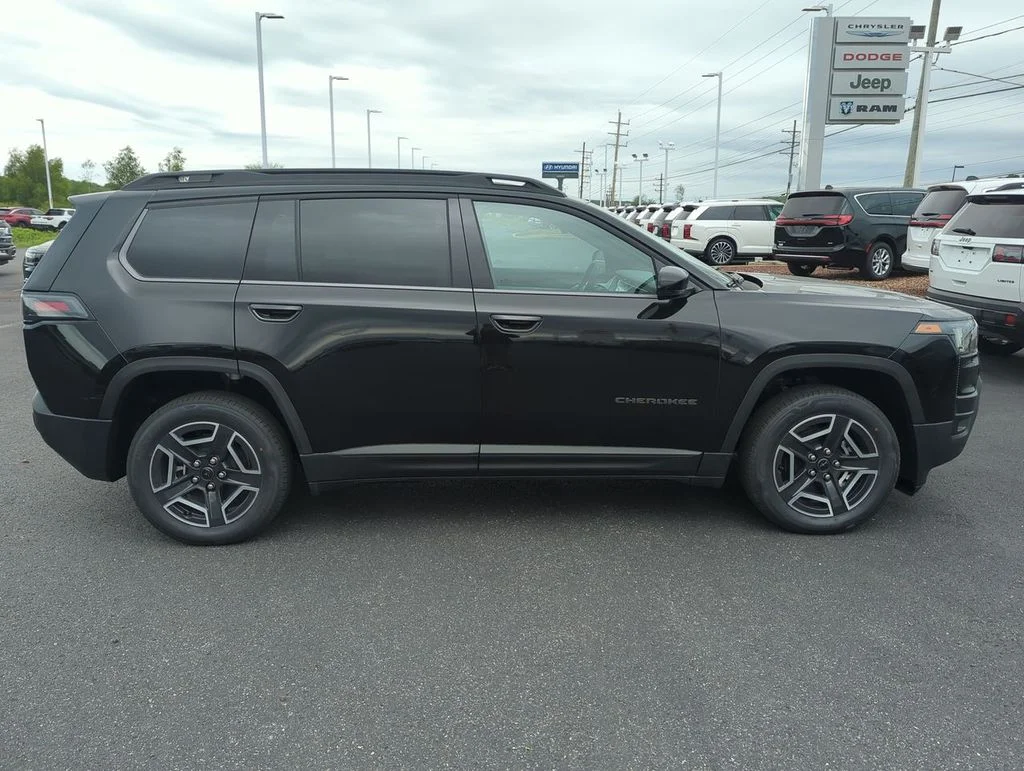 New 2026 Diamond Black Crystal Pearl-Coat Exterior Paint Jeep Limited image 9