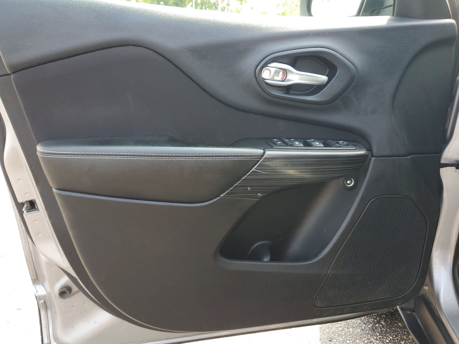 Used 2015 Silver Jeep Latitude image 18