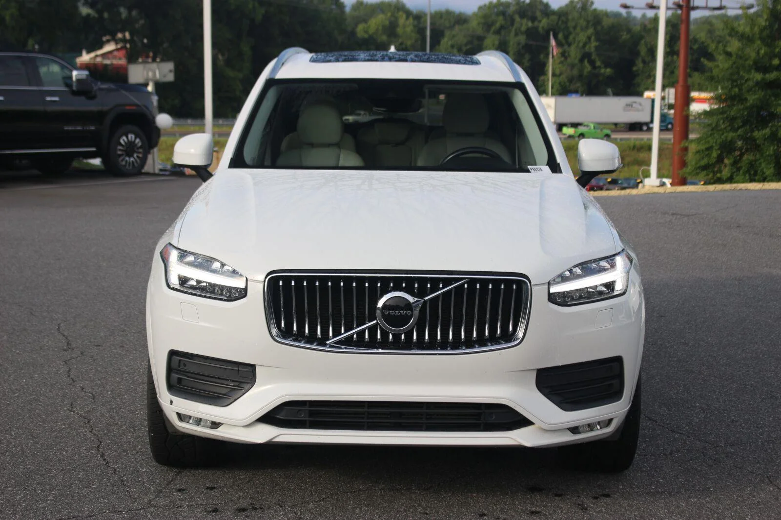 Used 2021  Volvo Momentum image 2