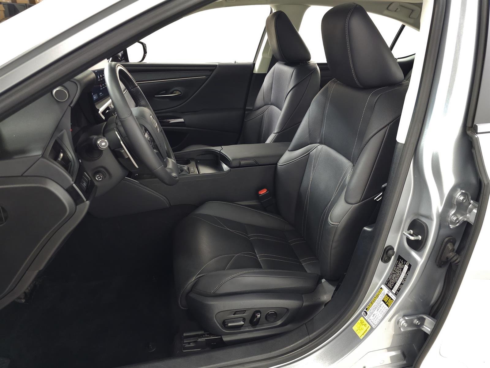 Certified Used 2023 Iridium 1l2 Lexus Luxury image 15