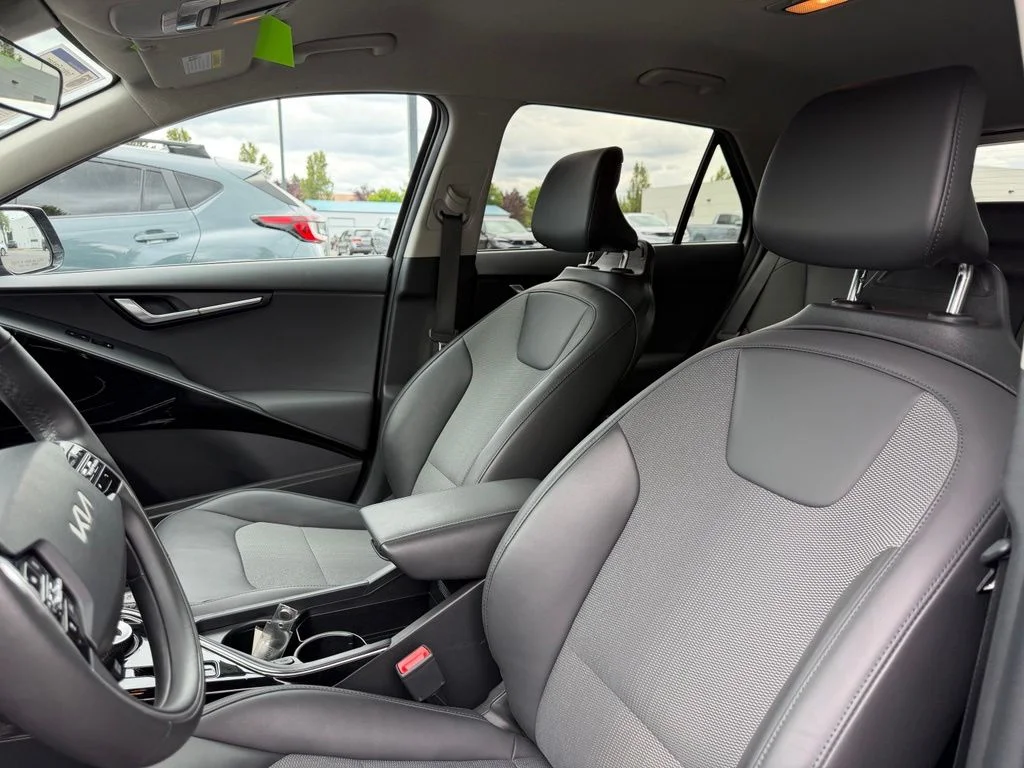 Used 2023 Steel Gray Kia Wind image 14