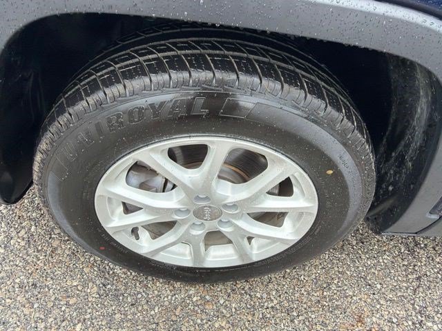 Used 2015 True Blue Pearlcoat Jeep Latitude image 10