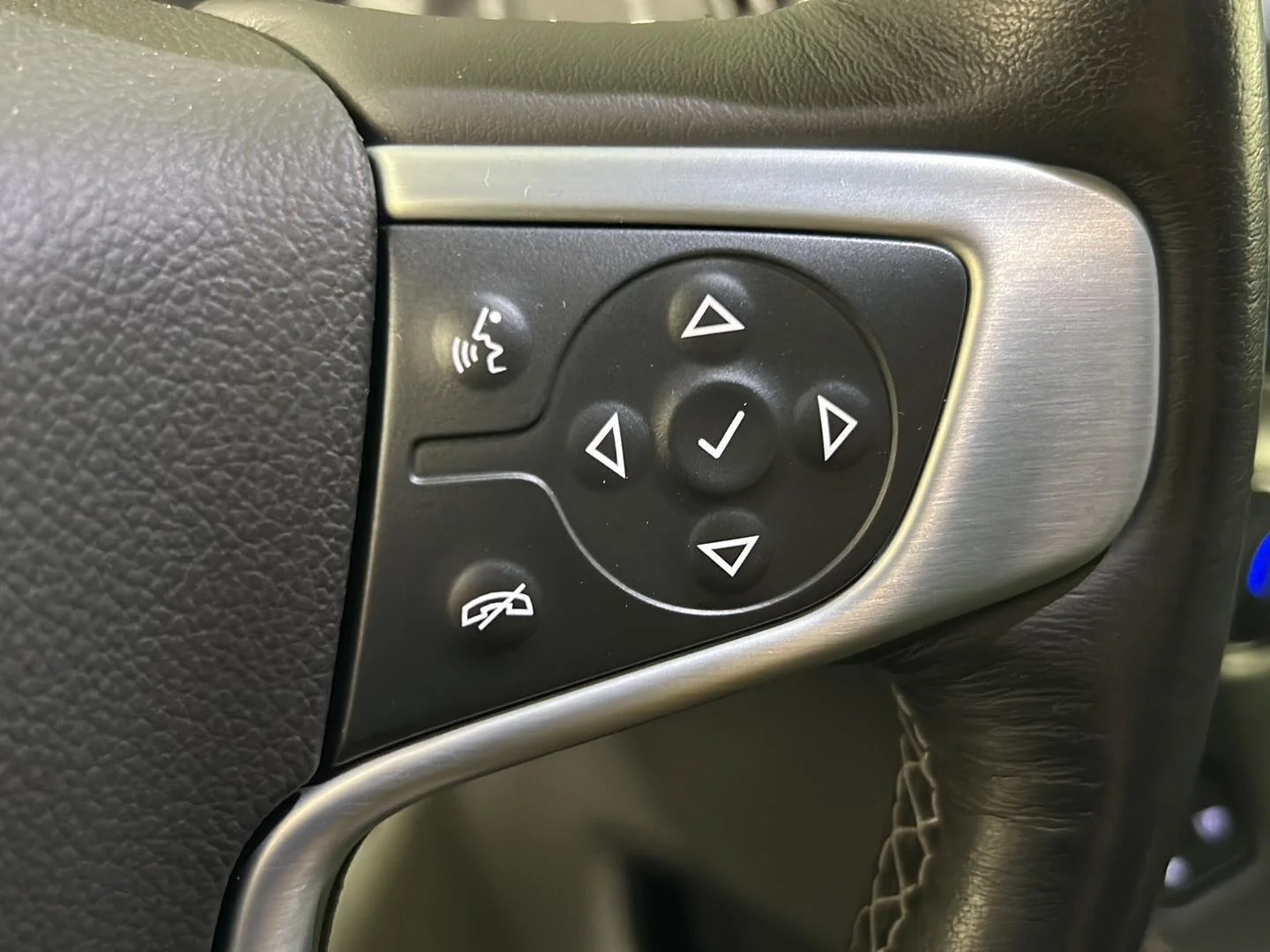 Used 2018 Iridium Metallic GMC SLT image 30