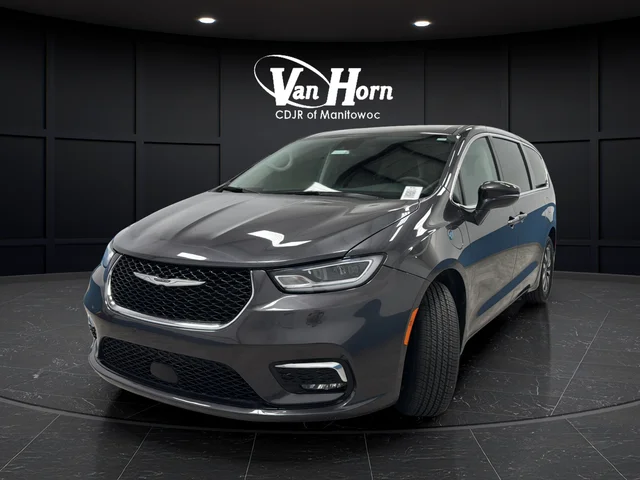 Used 2022 Crystal Metallic Chrysler Touring L image 3