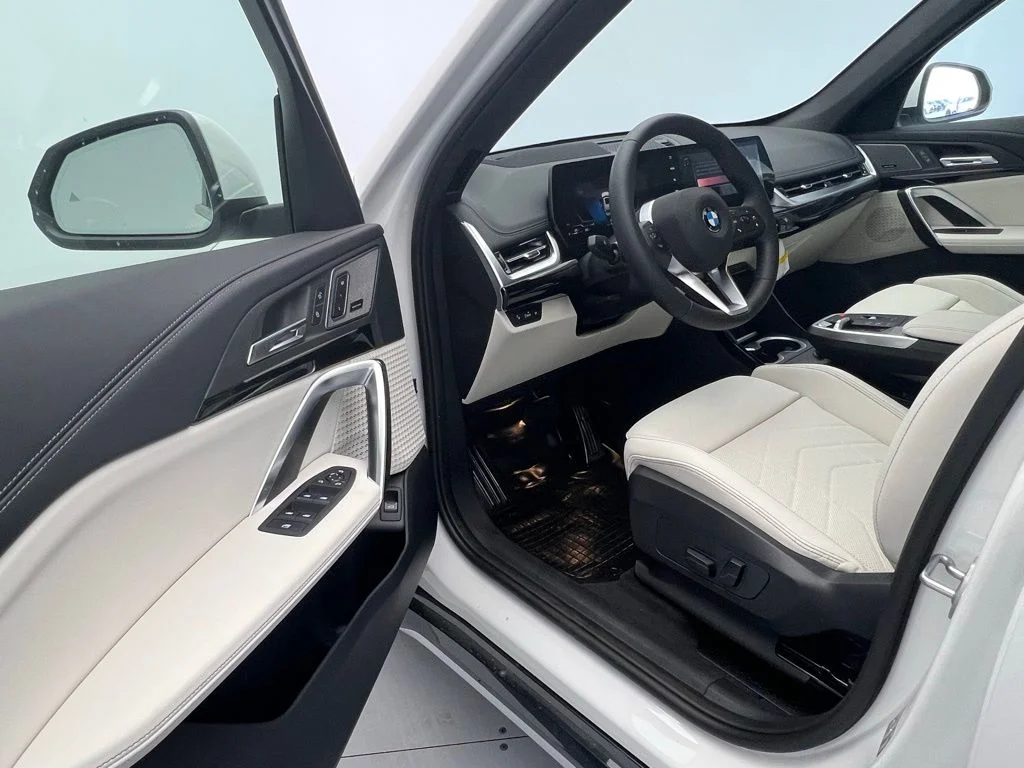 Used 2026 Alpine White BMW xDrive28i image 21