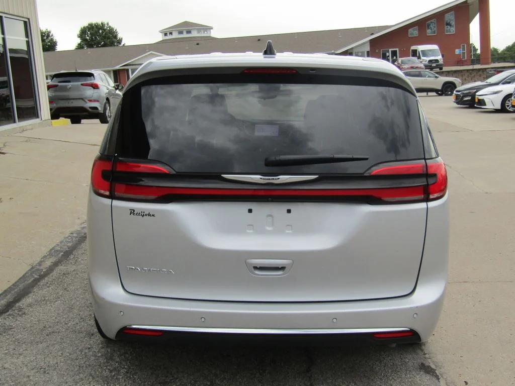 Used 2024 Silver Chrysler Touring L image 4