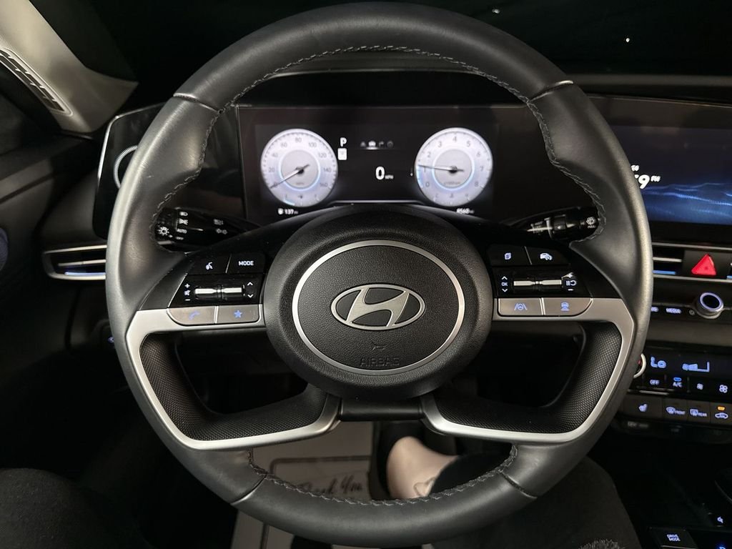 Used 2025 White Hyundai SEL Convenience image 19