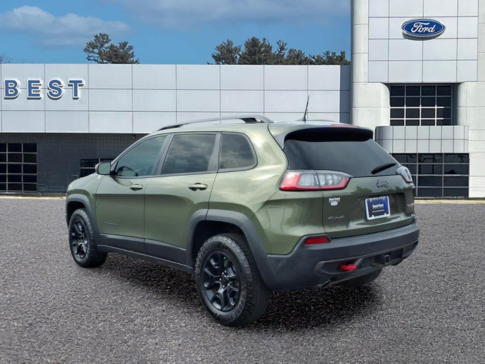 Used 2021 Olive Green Pearlcoat Jeep Trailhawk image 4