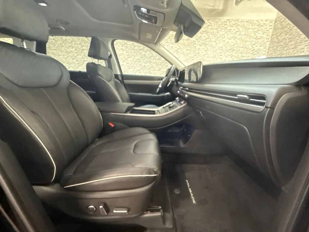 Used 2025 Abyss Black Pearl Hyundai SEL Premium image 12