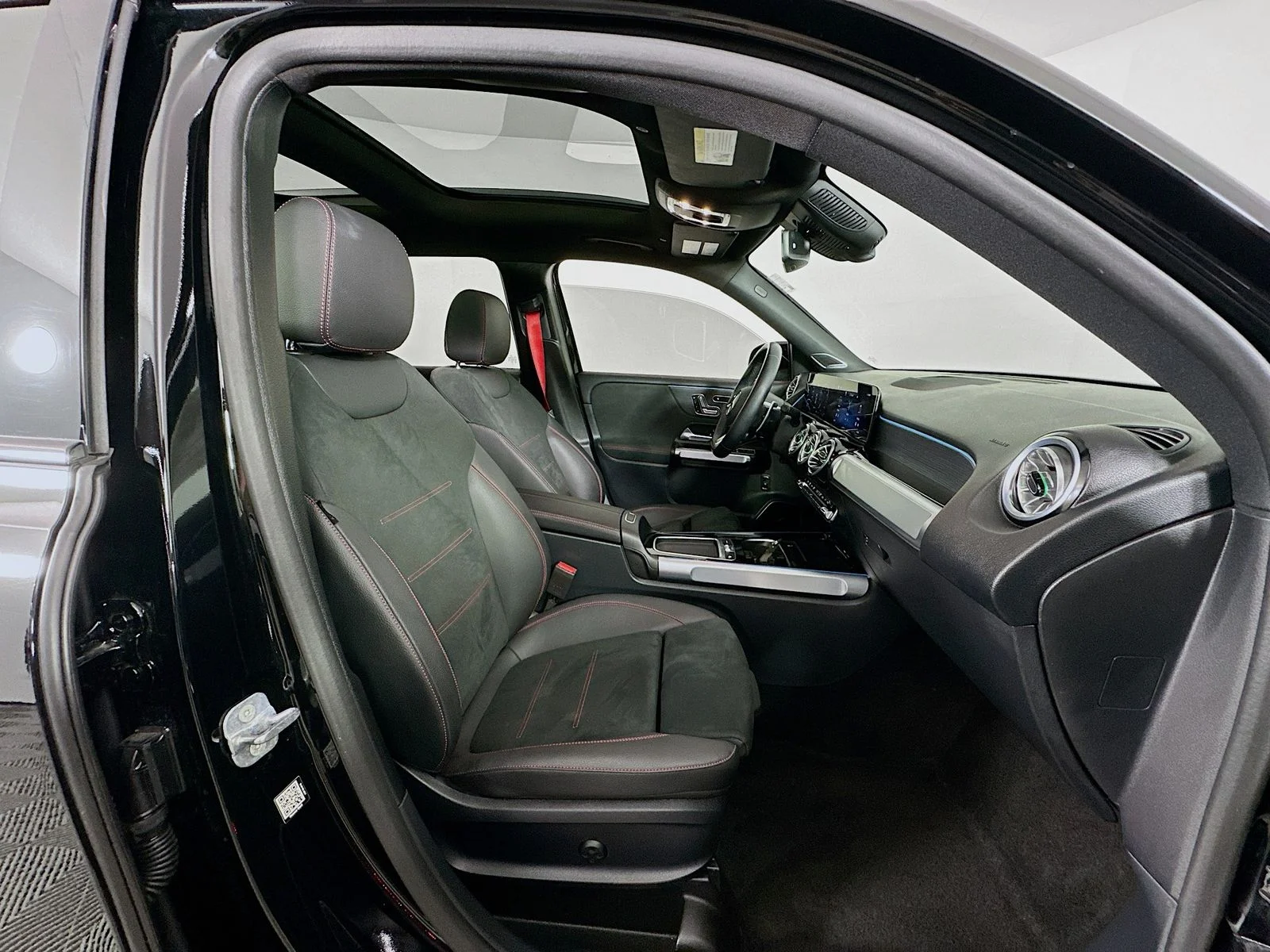 2025 Mercedes-Benz GLB GLB35 AMG - Photo 28