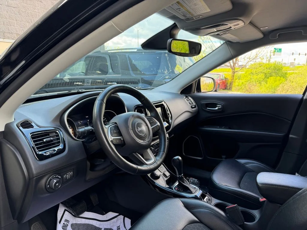 Used 2019 White Jeep Latitude image 22