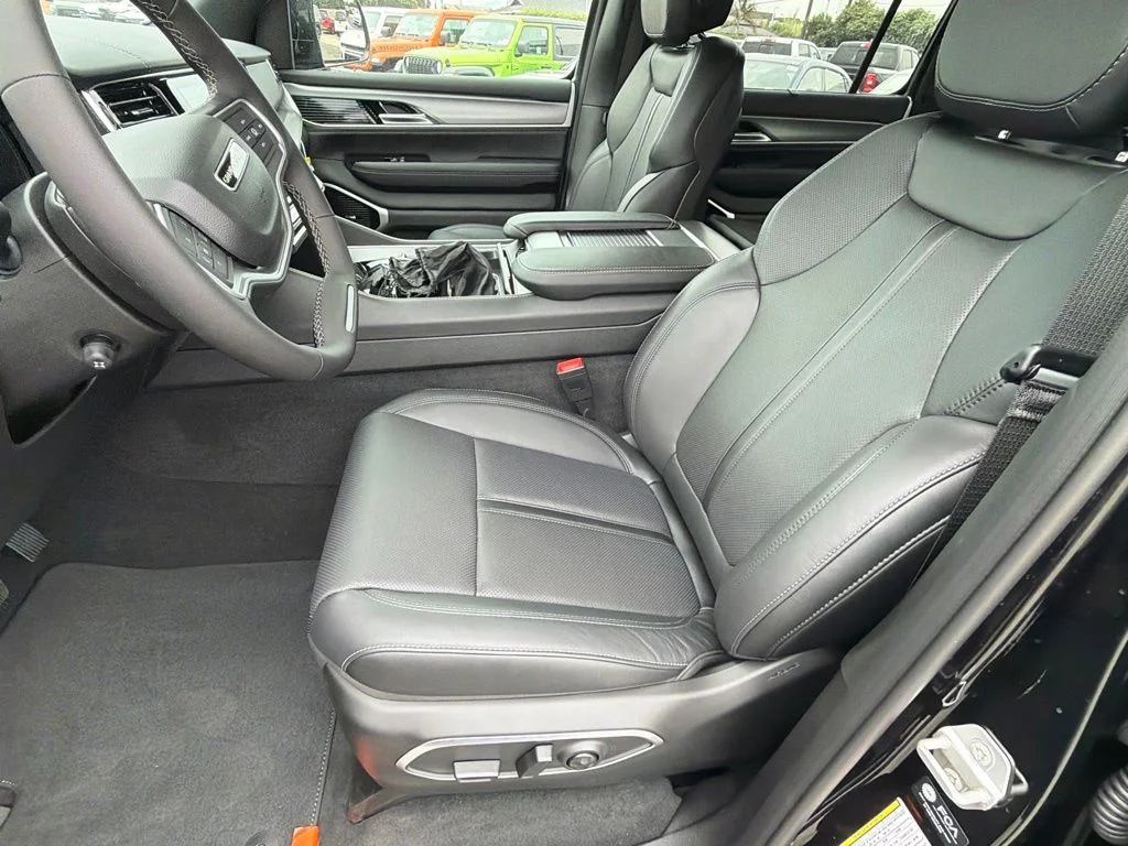 New 2026 High Gloss Black Exterior Paint Jeep Limited Reserve image 20