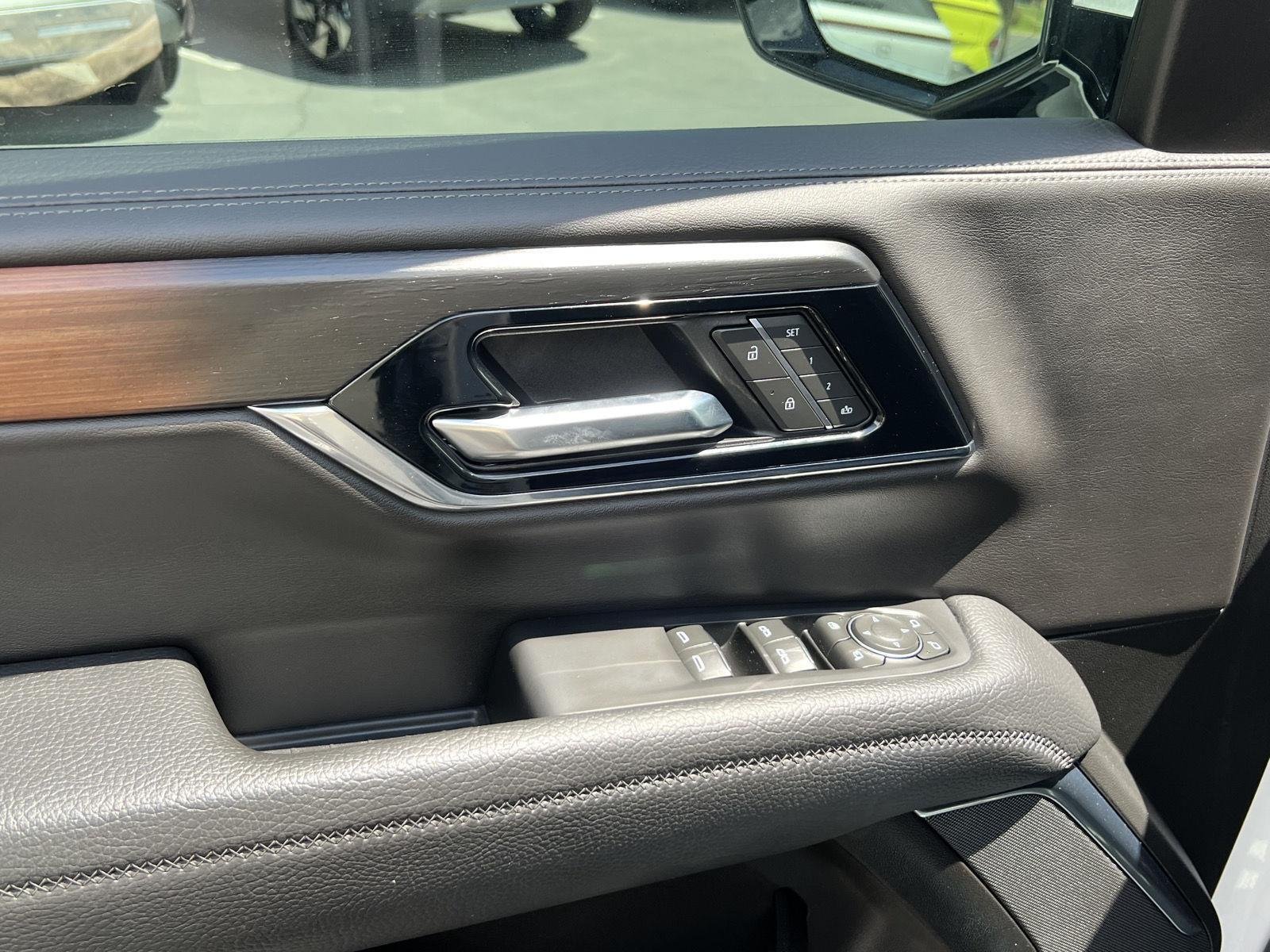 2025 GMC Yukon XL Denali - Photo 31