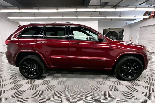 Used 2020 Velvet Red Pearlcoat Jeep Altitude image 15