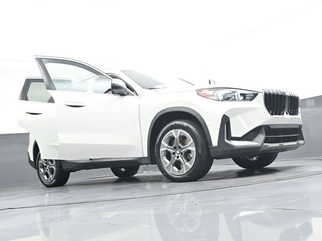 Used 2023 White BMW xDrive28i image 49