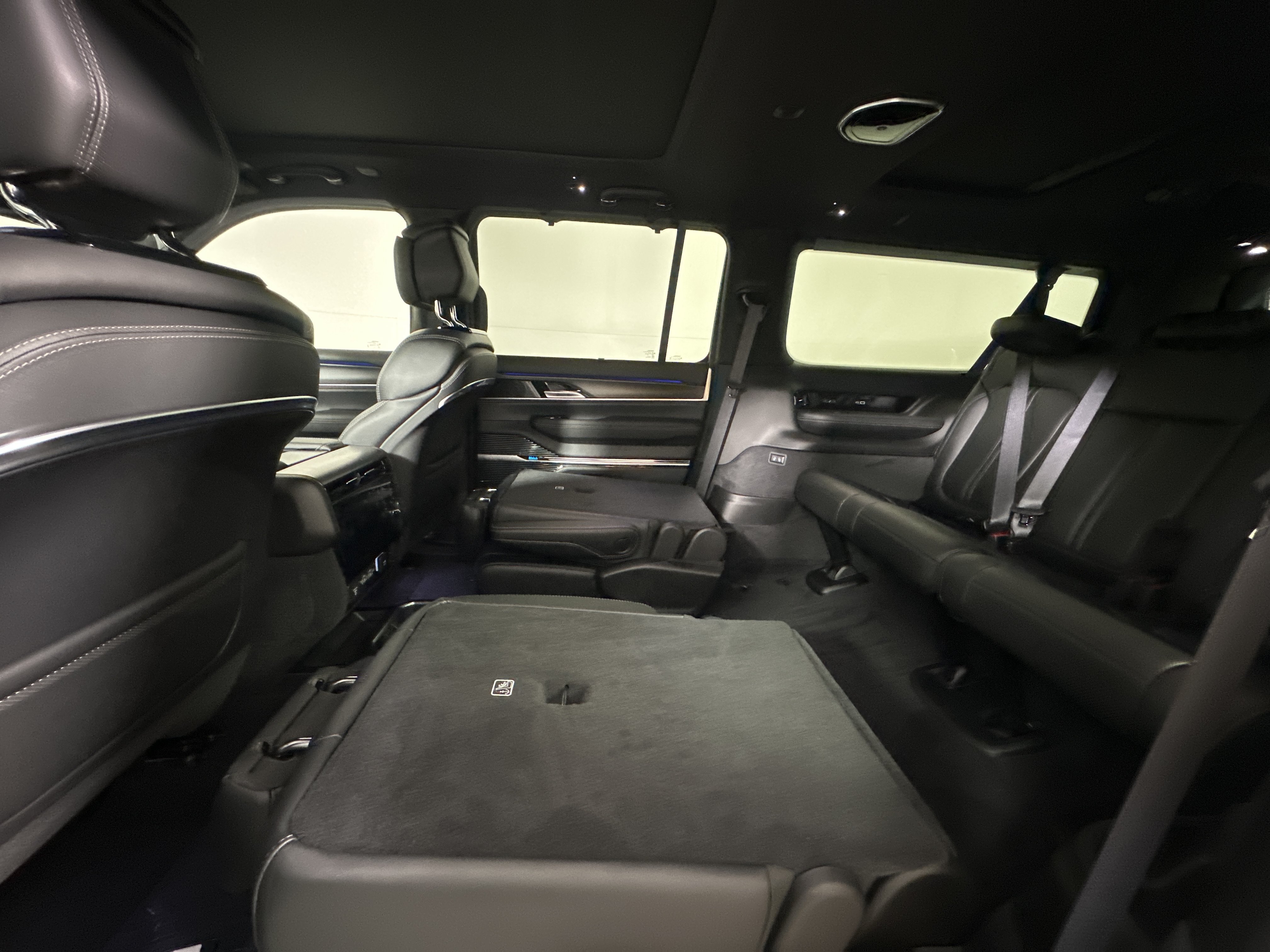 New 2026 Bright White Clear-Coat Exterior Paint Jeep Summit Obsidian image 25
