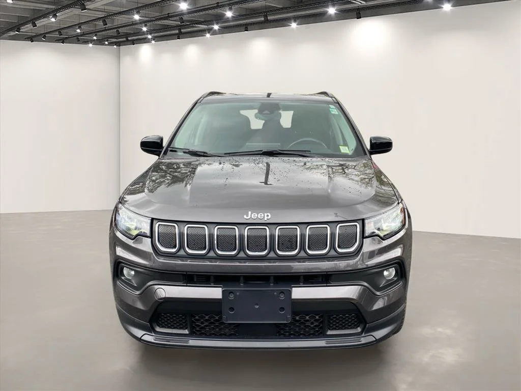 Used 2022 Granite Crystal Metallic Clearcoat Jeep Latitude image 2
