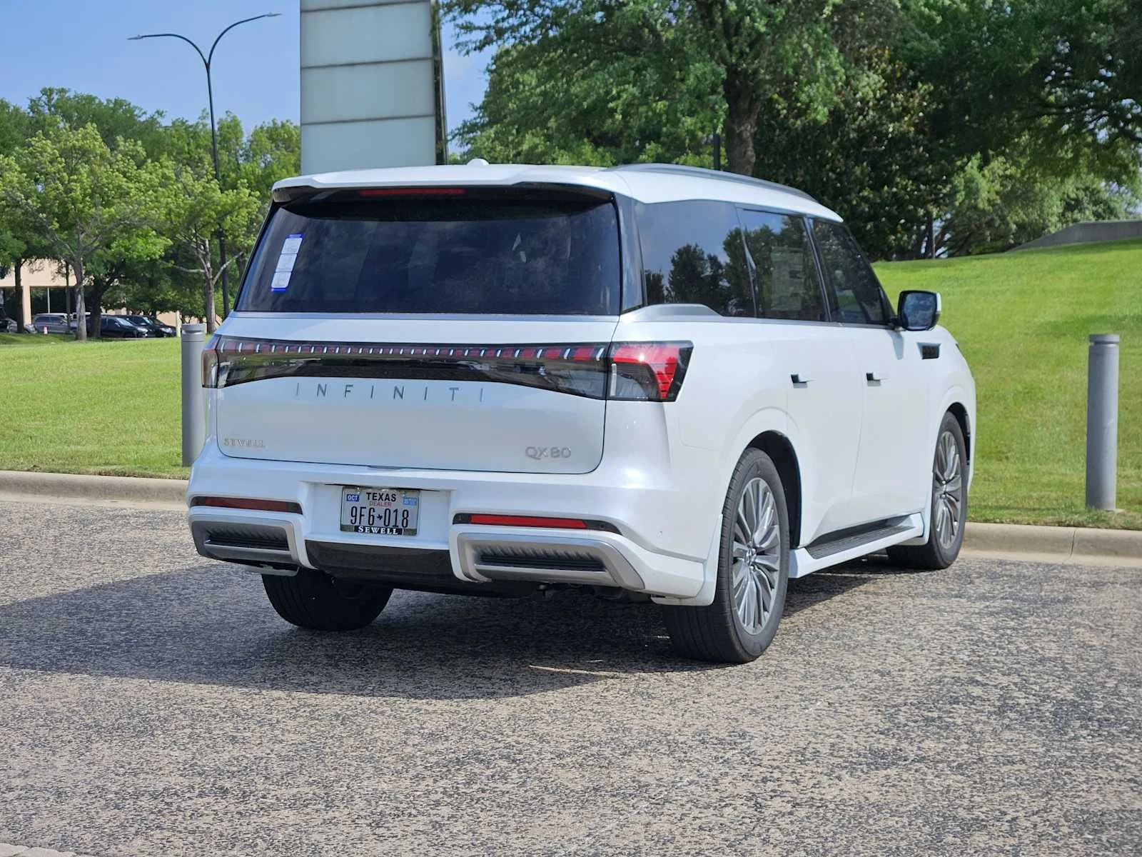 New 2026 RADIANT WHITE INFINITI Luxe 2WD image 4
