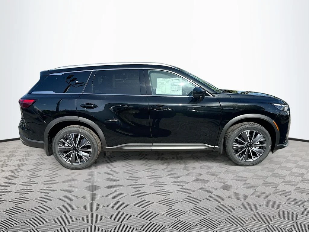Used 2027 Black INFINITI LUXE image 5