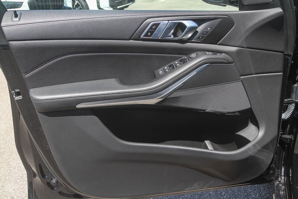 Used 2023 Black Sapphire Metallic BMW sDrive40i image 17