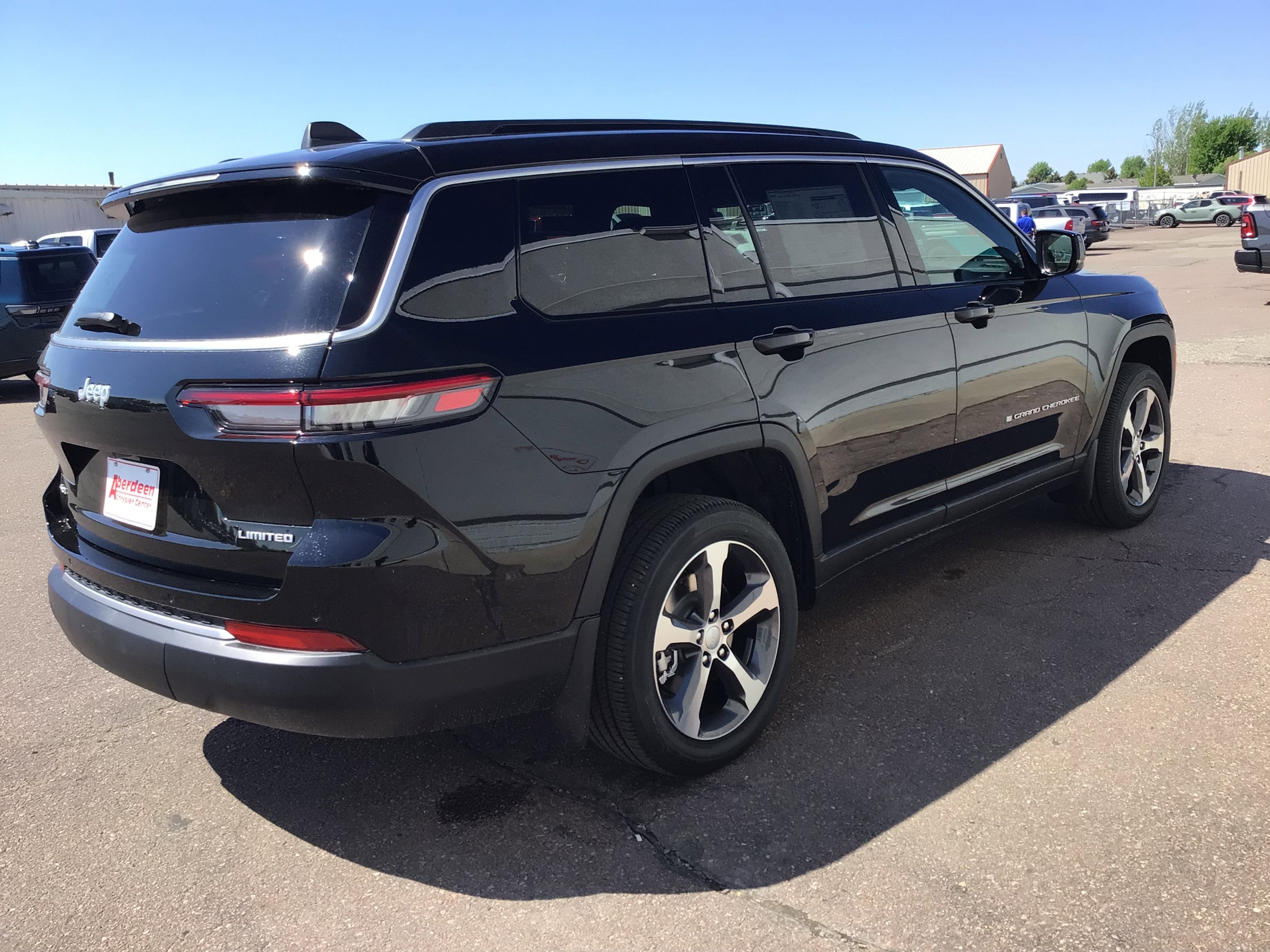New 2026 Diamond Black Crystal Pearl-Coat Exterior Paint Jeep Limited image 7