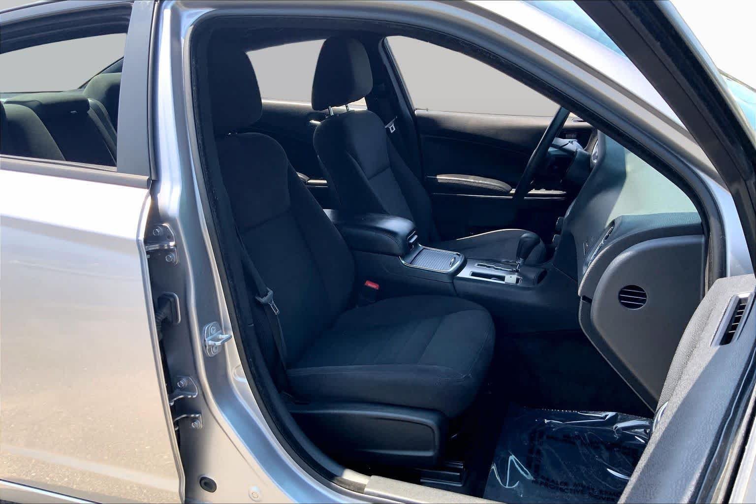 Used 2014 Billet Silver Metallic Clearcoat Dodge SE image 9