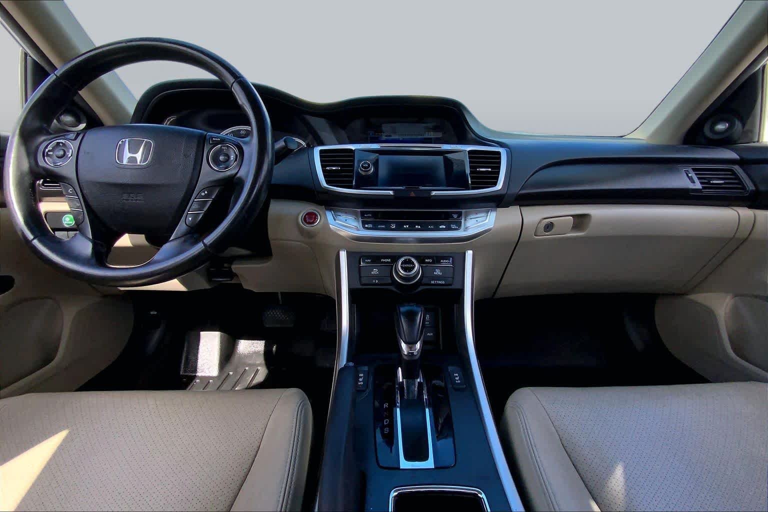 Used 2013 White Orchid Pearl Honda Touring image 15