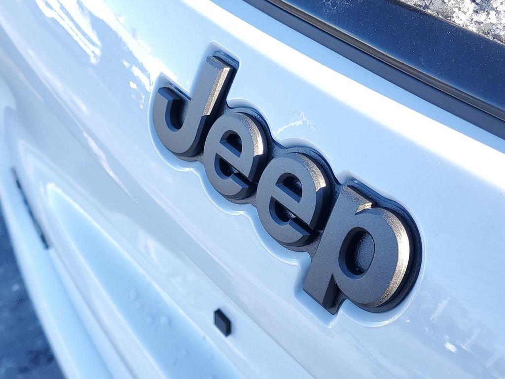 New 2026 Bright White Clearcoat Jeep Latitude image 5