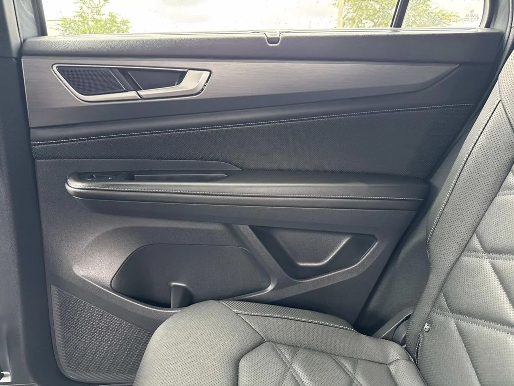 Used 2024  Volkswagen 2.0T SE w/Technology image 18