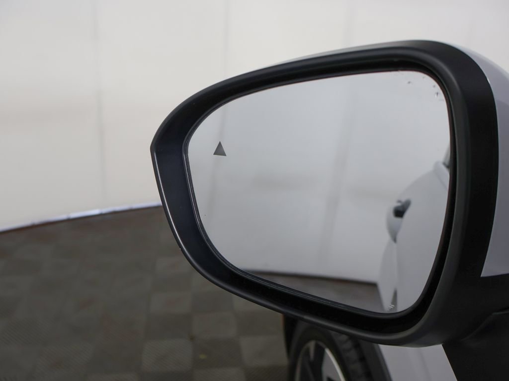 Used 2022 White Mitsubishi SEL image 38