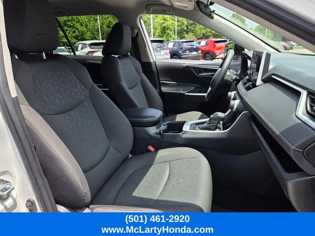 2024 Toyota RAV4 XLE - Photo 17