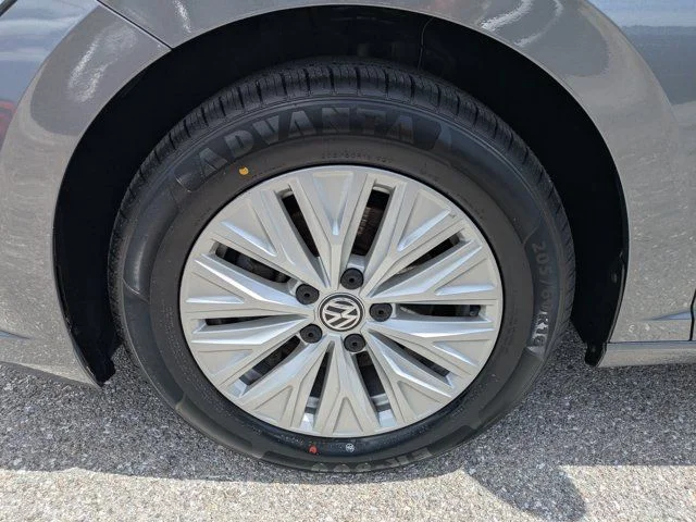 Used 2019 Platinum Gray Metallic Volkswagen 1.4T SE image 11