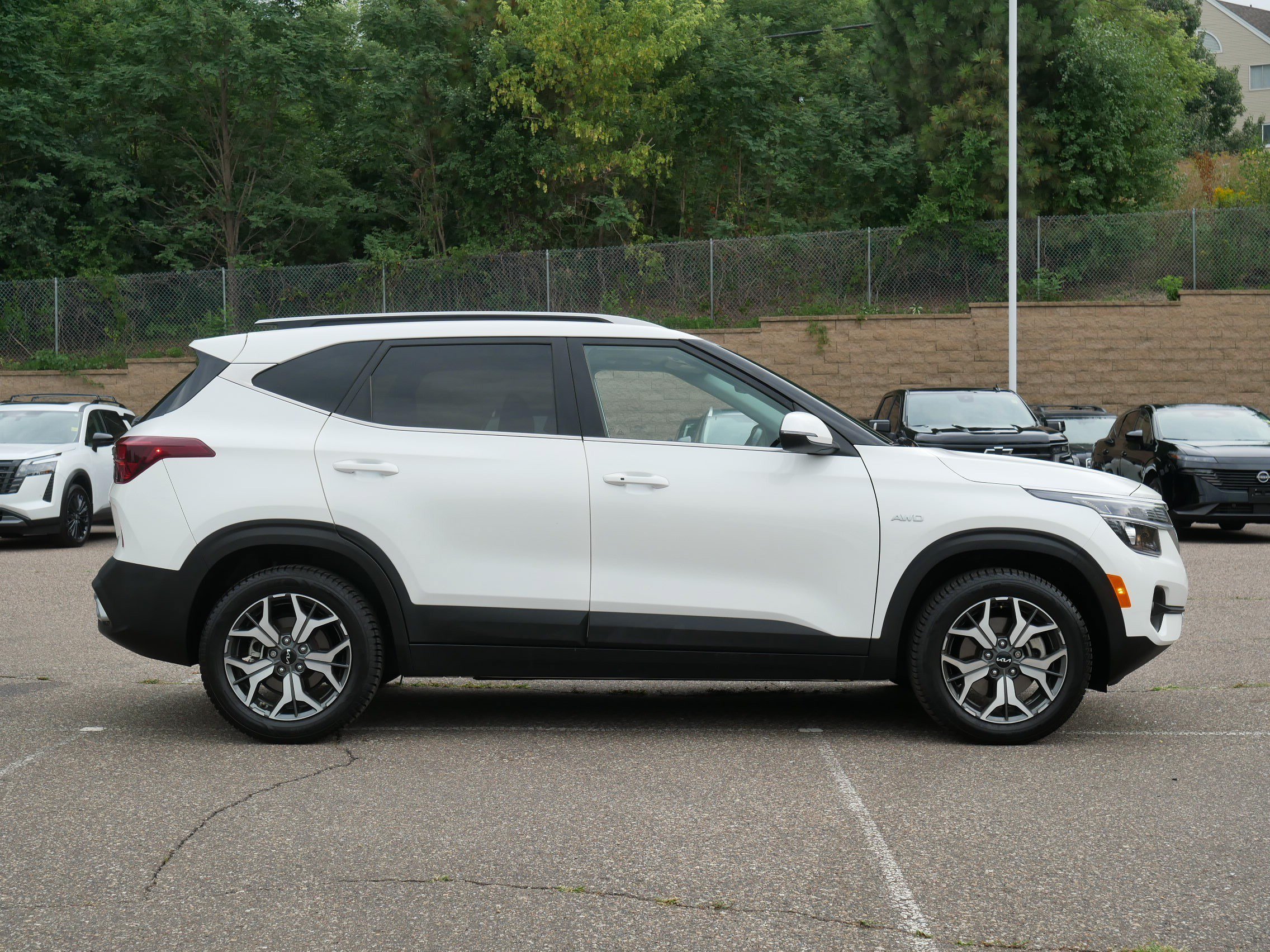 Used 2023 Snow White Pearl Kia EX image 8