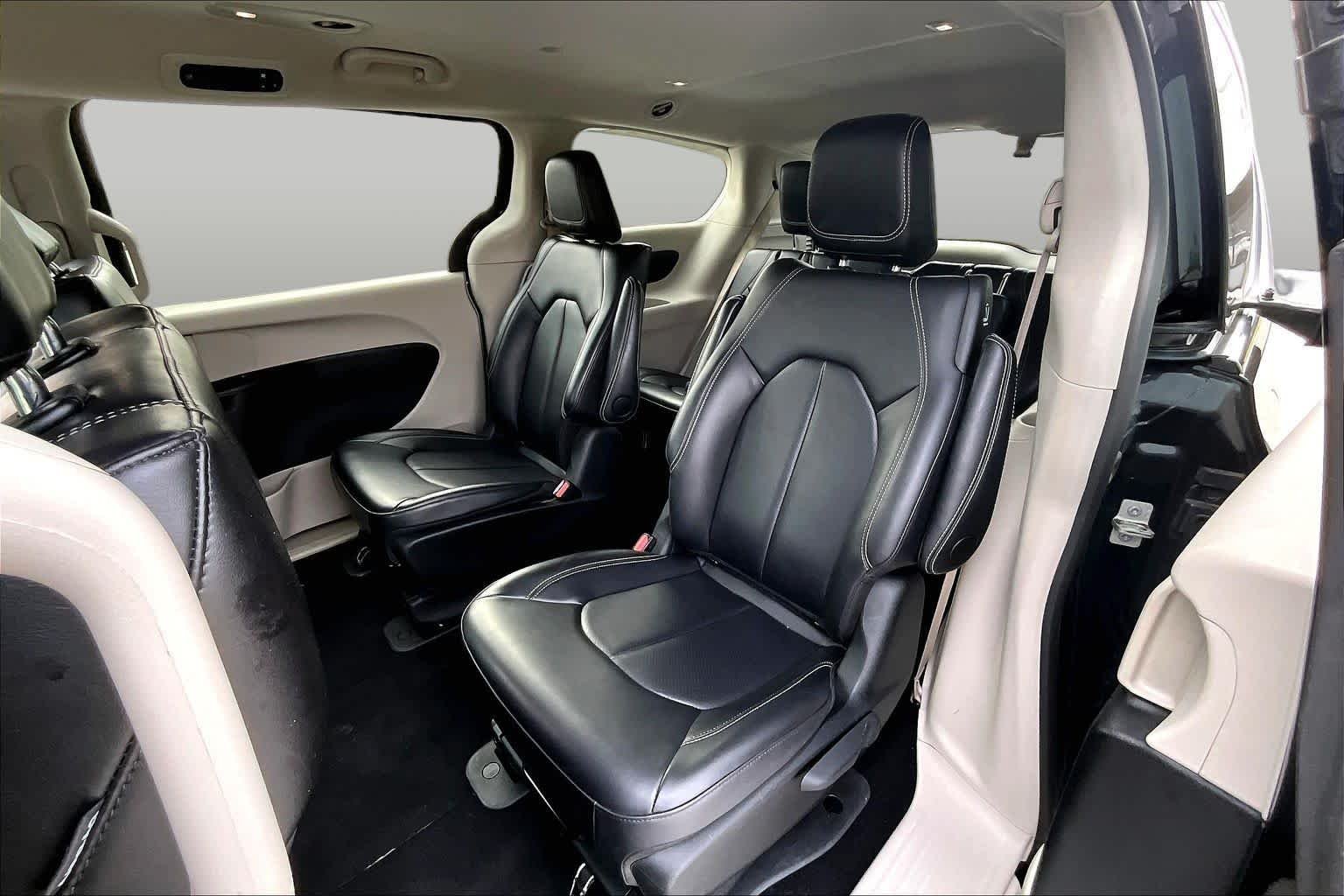 Used 2024 Brilliant Black Crystal Pearlcoat Chrysler Hybrid Select image 21