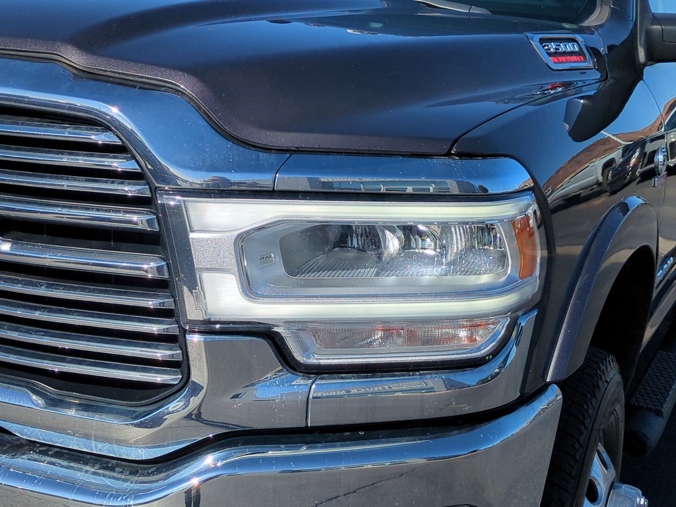 Used 2019 Granite Crystal Clearcoat Metallic Ram Laramie image 9