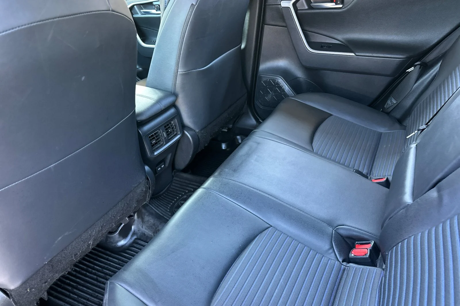 2025 Toyota RAV4 XSE - Photo 8