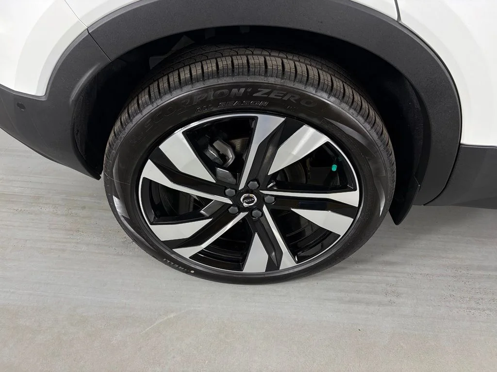 New 2026 Crystal White Volvo Plus image 12