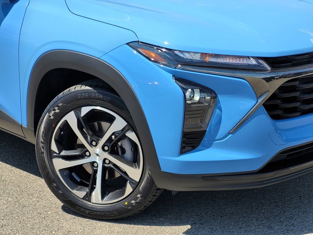 Certified Used 2024 Fountain Blue Chevrolet 1RS image 9