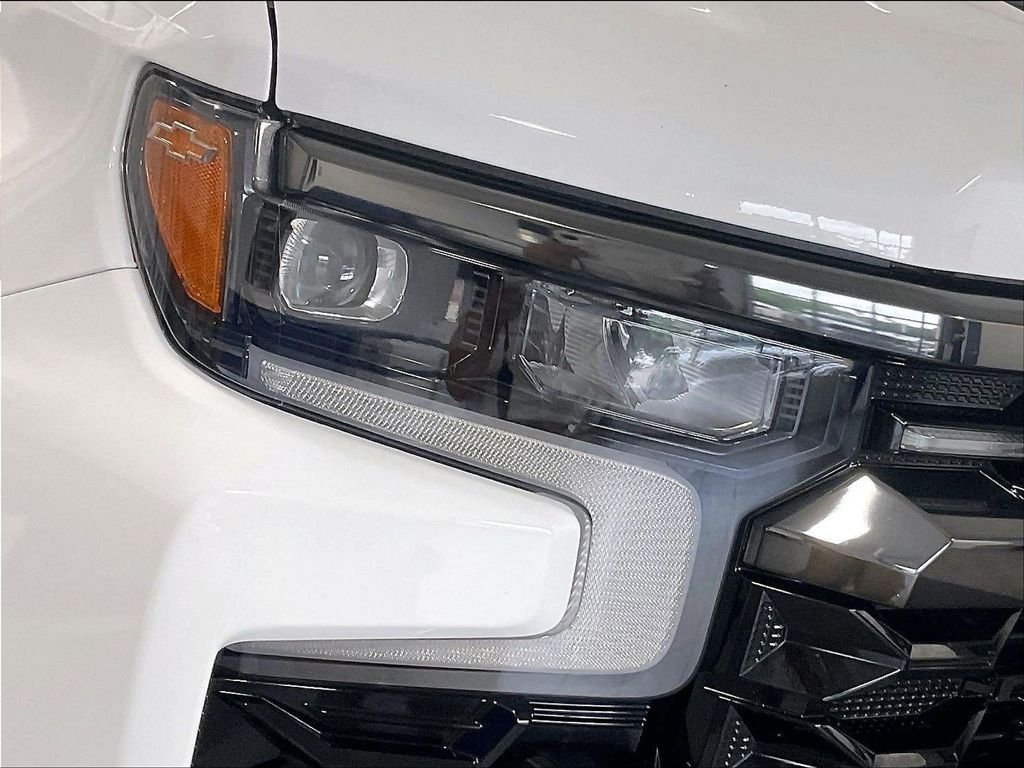 Used 2024 White Chevrolet ZR2 image 33