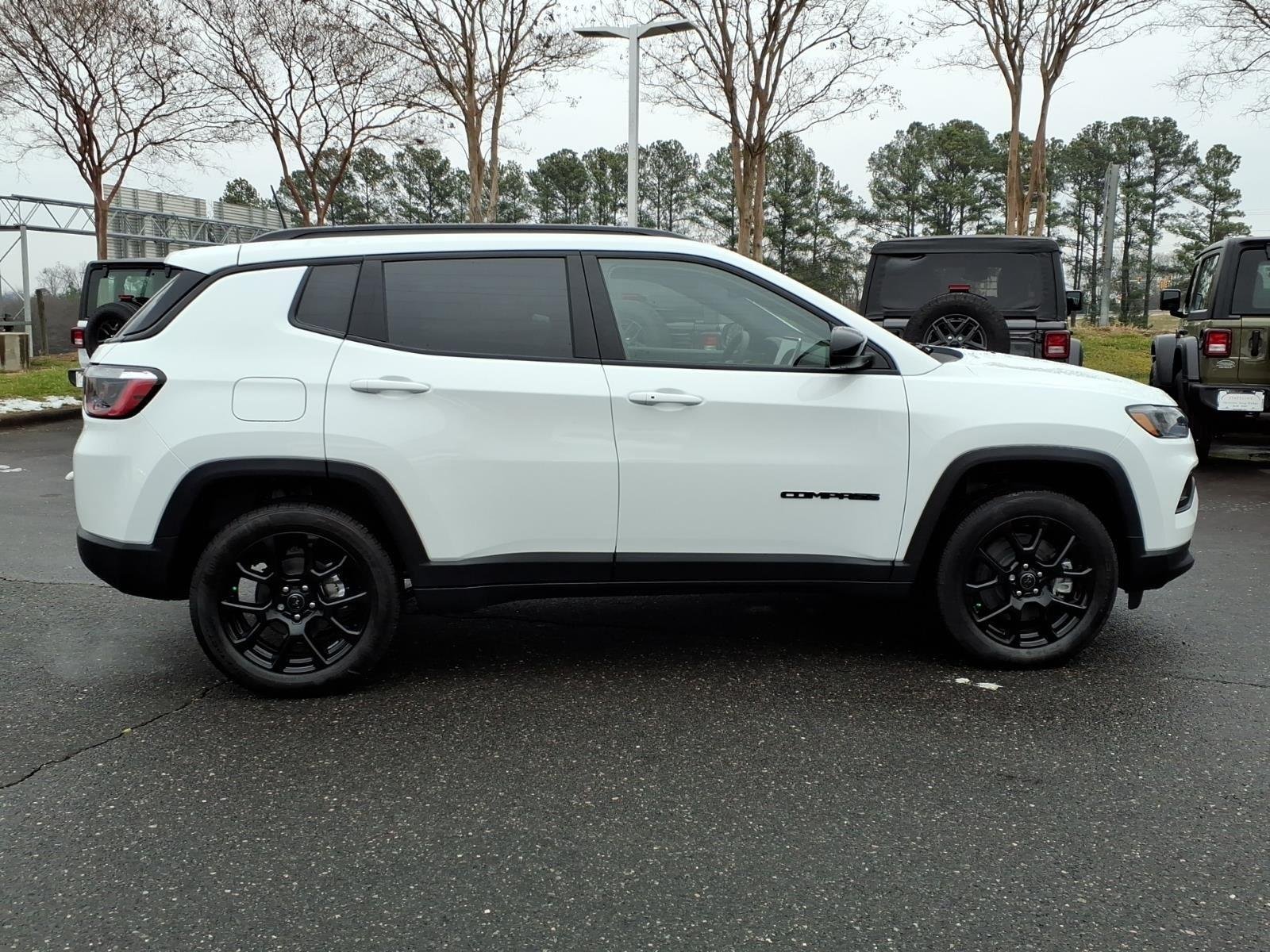 New 2026 Bright White Clearcoat Jeep Latitude Altitude image 18