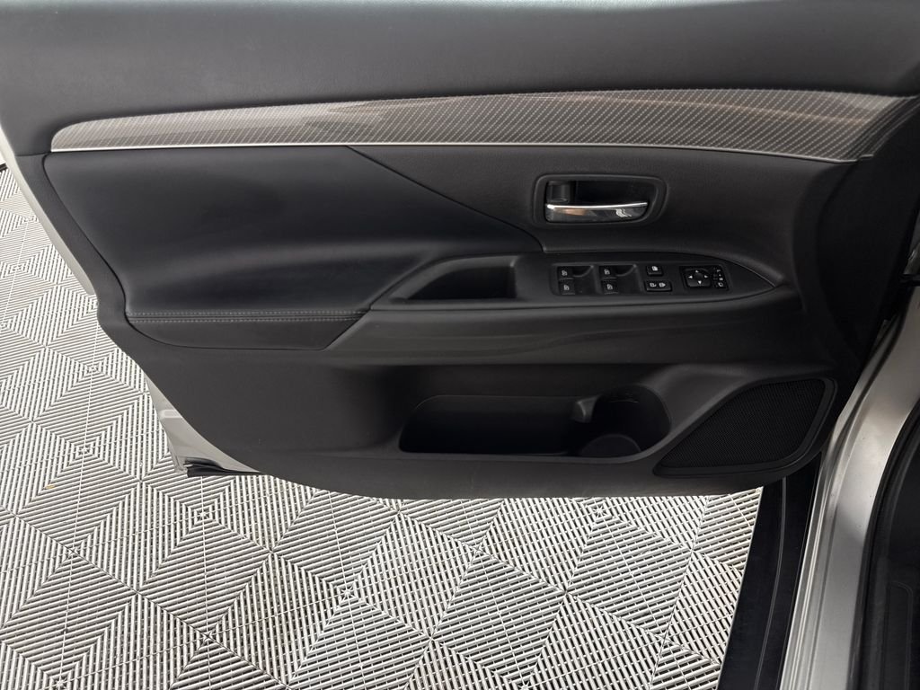 Used 2019 Gray Mitsubishi SEL image 9