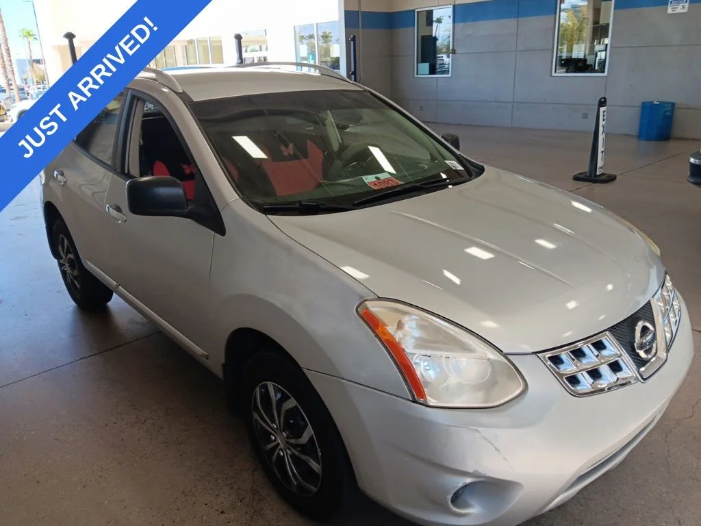 Used 2014 Brilliant Silver Nissan S image 2