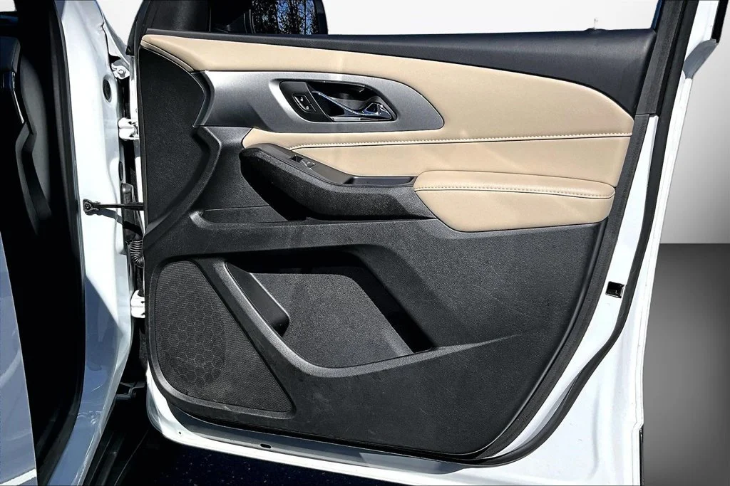 Used 2022 White Chevrolet LS image 32