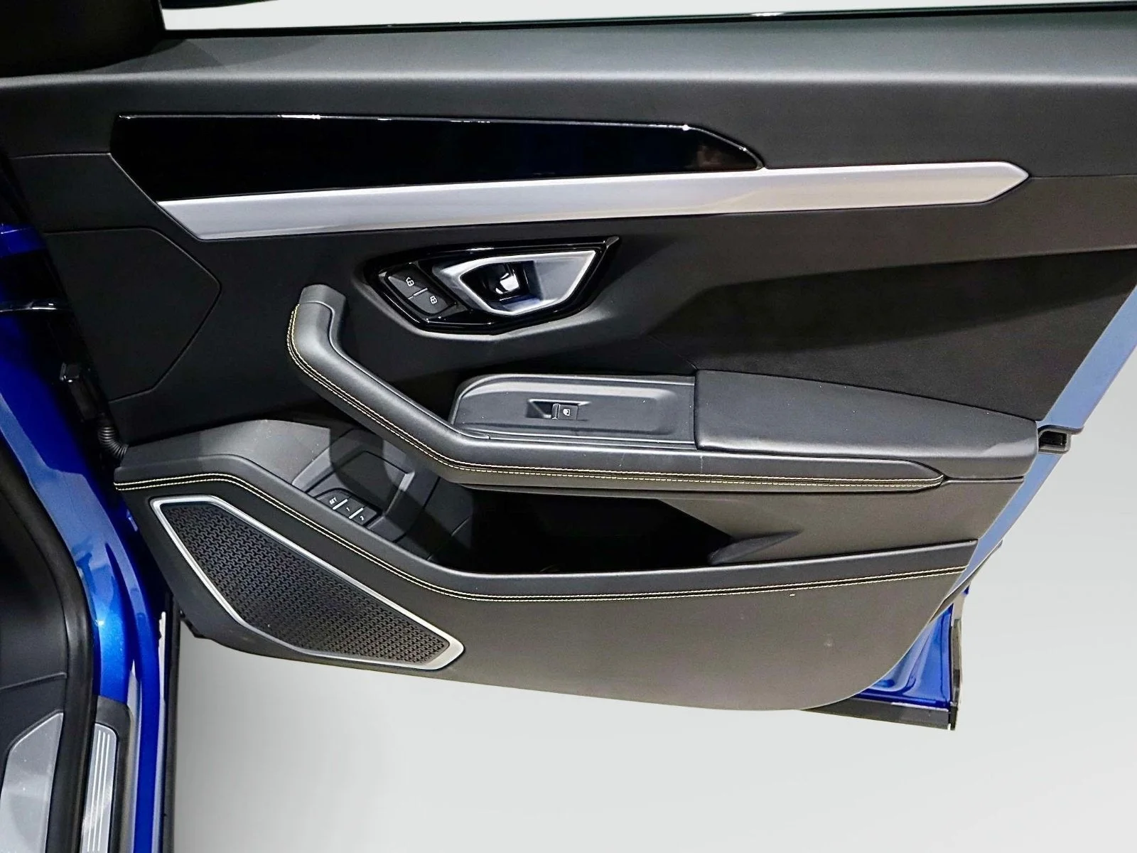 Used 2020 Blu Eleos Metallic Lamborghini  image 15