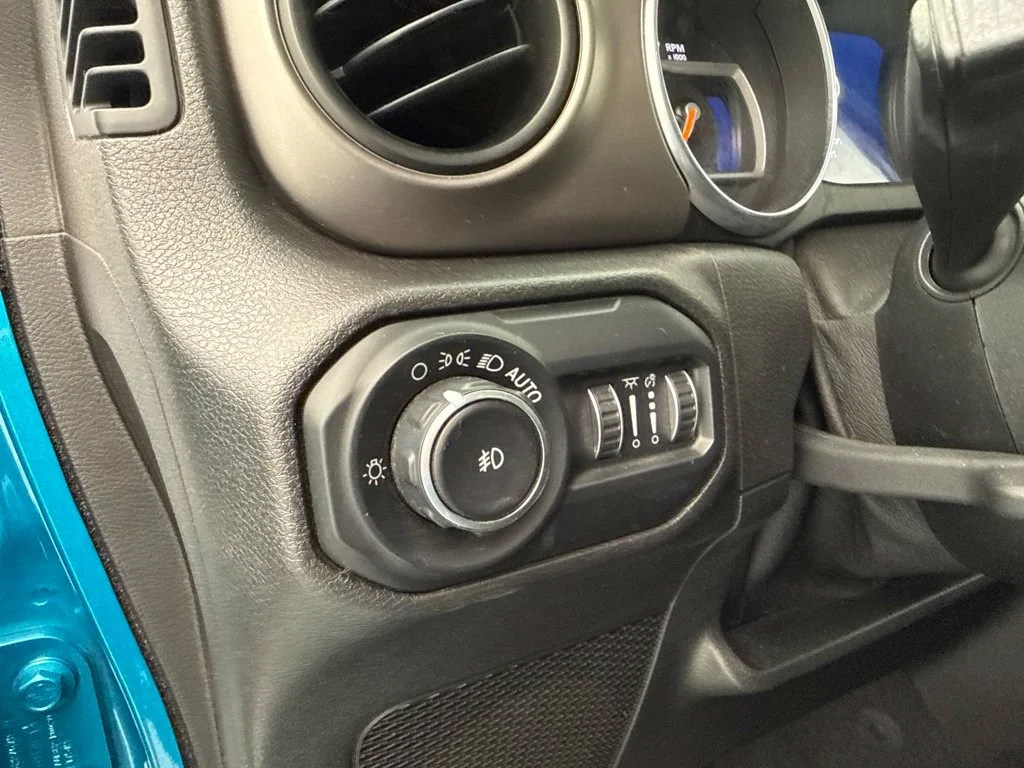 Used 2020 Bikini Pearlcoat Jeep Unlimited Sport image 18