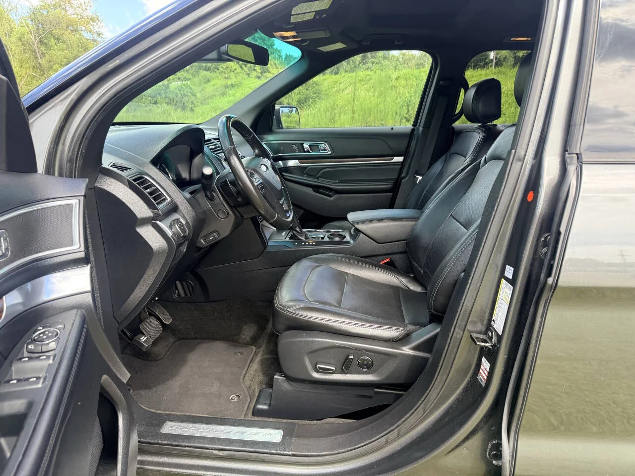Used 2016 Gray Ford Limited 4dr SUV image 20