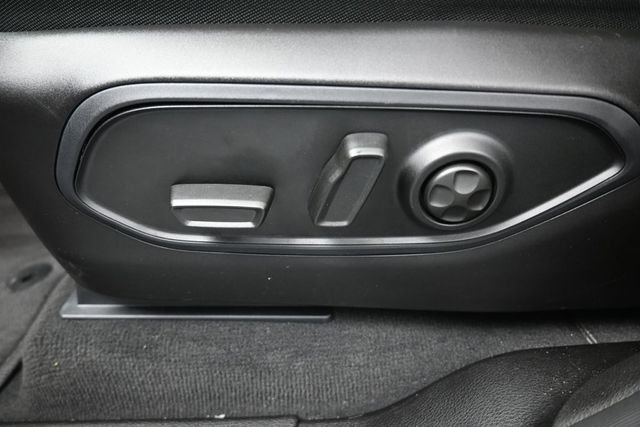 Used 2025 White/off-white Jeep Laredo image 31