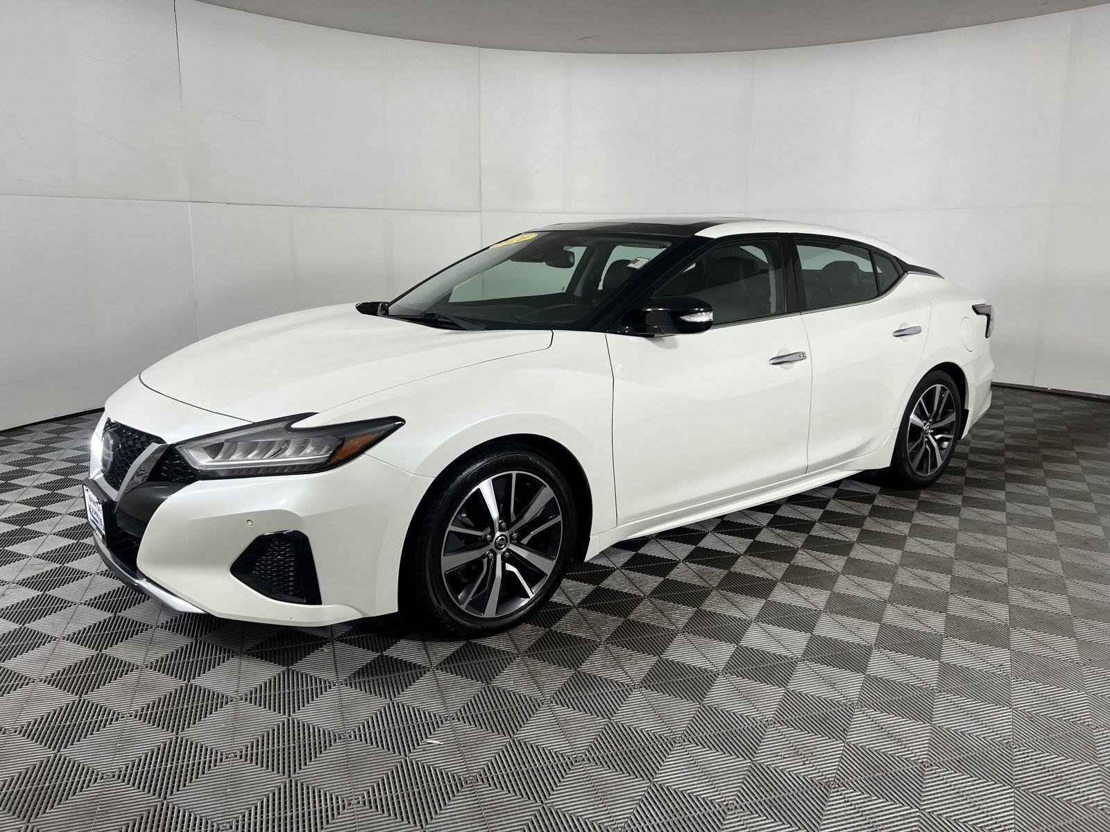 Used 2020 Pearl White Tricoat Nissan SL image 4