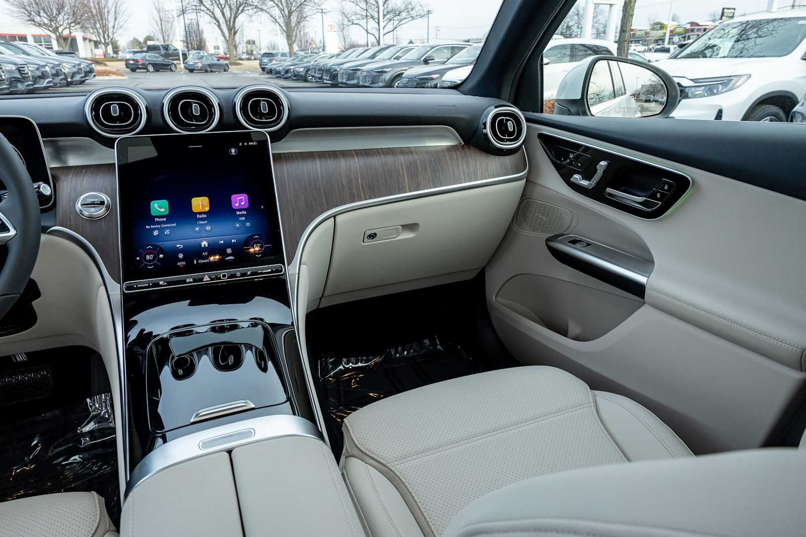 New 2026 Polar White Mercedes-Benz GLC 300 image 8
